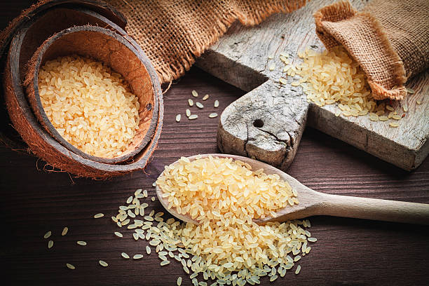 برنج عنبربو یک دست تمیز آماده مصرف