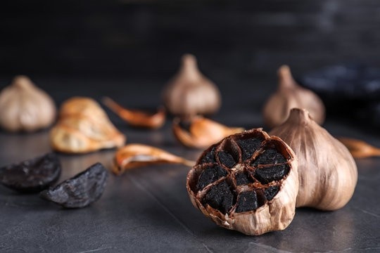 سیر سیاه با خواص ضد عفونی بالا و پاک کننده رگ ها از چربی خون