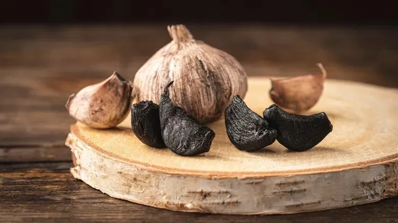 تصویر 1 از سیر سیاه مرغوب تضمینی بدون مواد افزودنی