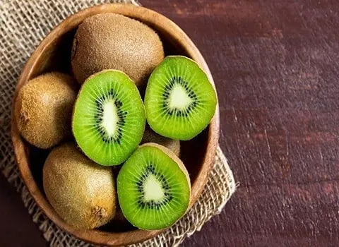 تصویر 2 از کیوی هایوارد خوش‌ طعم و آبدار مناسب میان‌ وعده و رژیم غذایی سالم