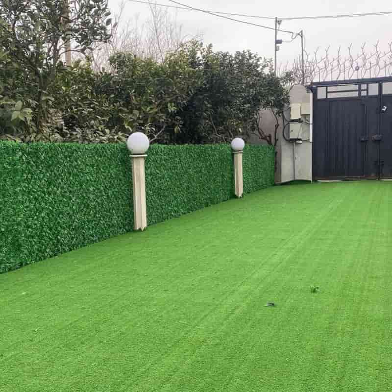 تصویر 2 از فنس چمنی با پوشش متراکم و ظاهری طبیعی و چشم‌نواز