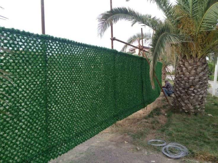 تصویر 1 از فنس چمنی با پوشش متراکم و ظاهری طبیعی و چشم‌نواز