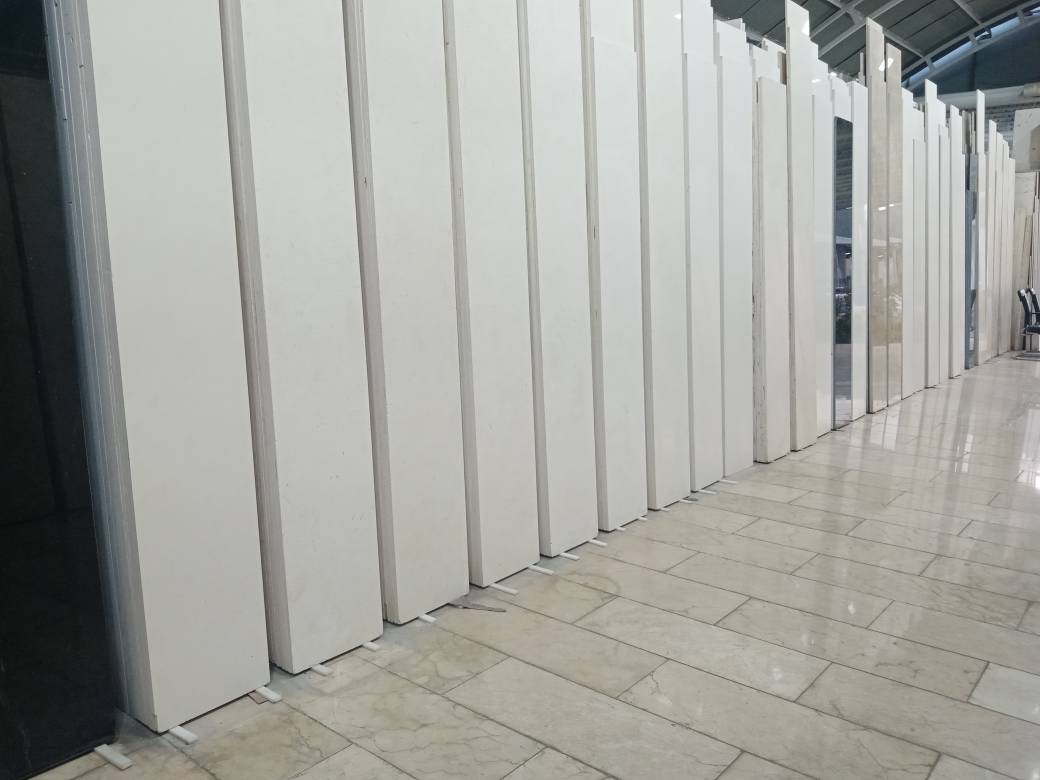 تصویر 3 از سنگ تراورتن عباس آباد با سطحی یکدست و رنگ روشن کیفیت بالا و دوام طولانی در نمای ساختمان