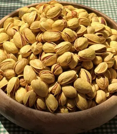 پسته خندان اکبری شور و خام در بسته‌بندی‌های متنوع