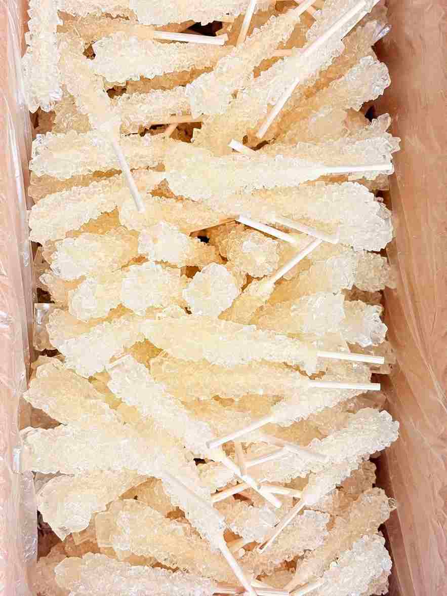 نبات چوبی سفید با طعم طبیعی و کریستال‌های شفاف، مناسب پذیرایی و مصرف روزانه.