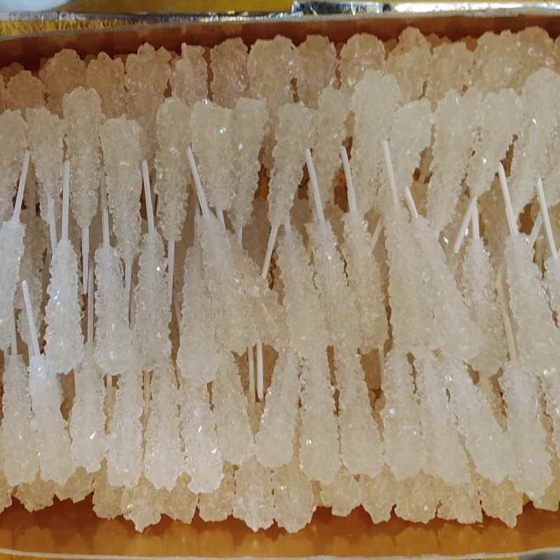 تصویر 2 از نبات چوبی سفید با طعم طبیعی و کریستال‌های شفاف، مناسب پذیرایی و مصرف روزانه.