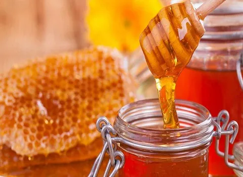 عسل کوهی اصل تهیه شده توسط زنبورها در مناطق مرتفع بکر طبیعی