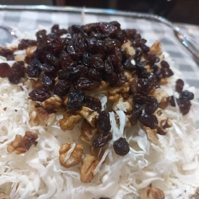 تصویر 4 از کشمش سالاد خوش طعم مناسب ترکیب با انواع سالاد