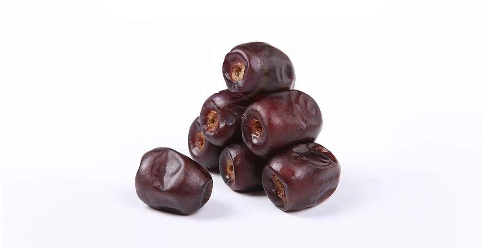 خرما رطب ناب رسیده زیر نور مستقیم خورشید برای مصرف خانگی انتخاب طبیعی و تازه
