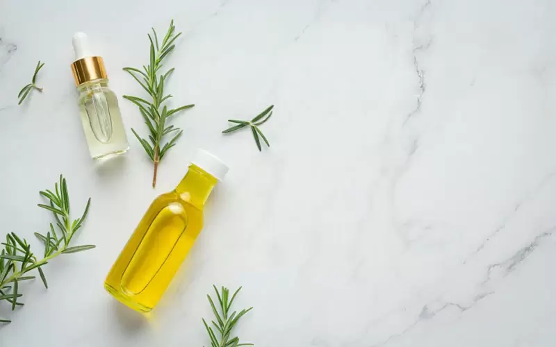 روغن رزماری کاربرد فوق العاده برای درخشندگی موهای کدر