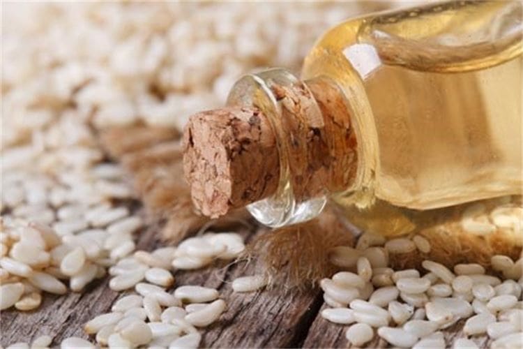 تصویر 4 از روغن کنجد برای پوست با ترکیبات گیاهی مناسب روتین زیبایی
