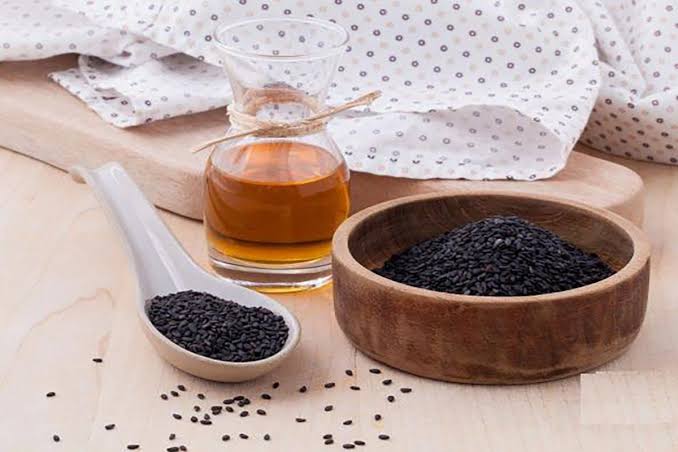 روغن کنجد سیاه تهیه شده از دانه های کنجد برشته