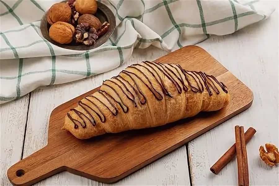 تصویر 3 از کروسان شکلاتی بزرگ با بافت لطیف و مغز شکلاتی