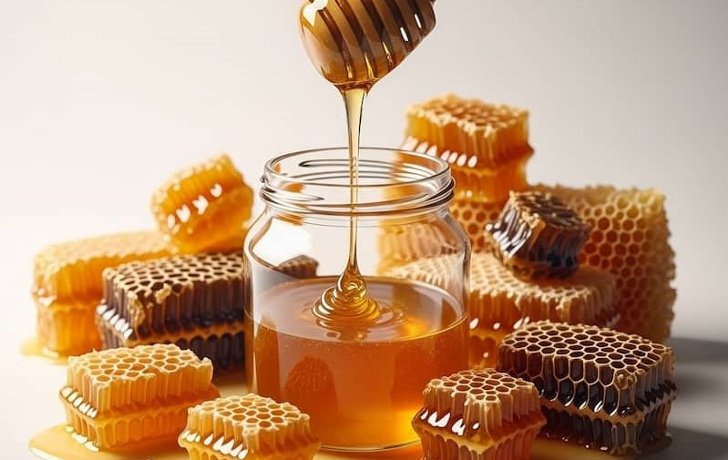 عسل آویشن سبلان از شهد گل های آویشن