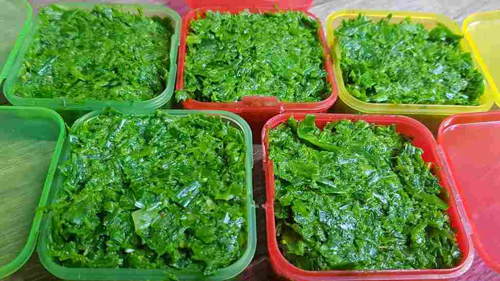 سبزی آش بسته بندی ترکیبی از سبزیجات معطر برای غذای سنتی