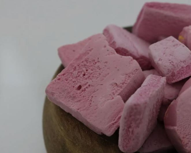 بستنی خشک با طعم توت فرنگی خوش عطر و خوشمزه