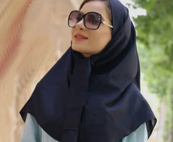 تصویر 1 از مقنعه کراواتی مشکی با فرم ایستاده و آراسته
