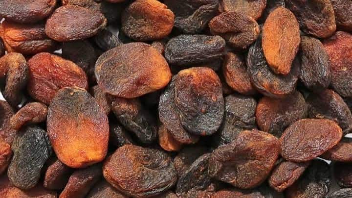 قیسی سیاه زردآلو تهیه شده از زردآلوهای تیره و باکیفیت