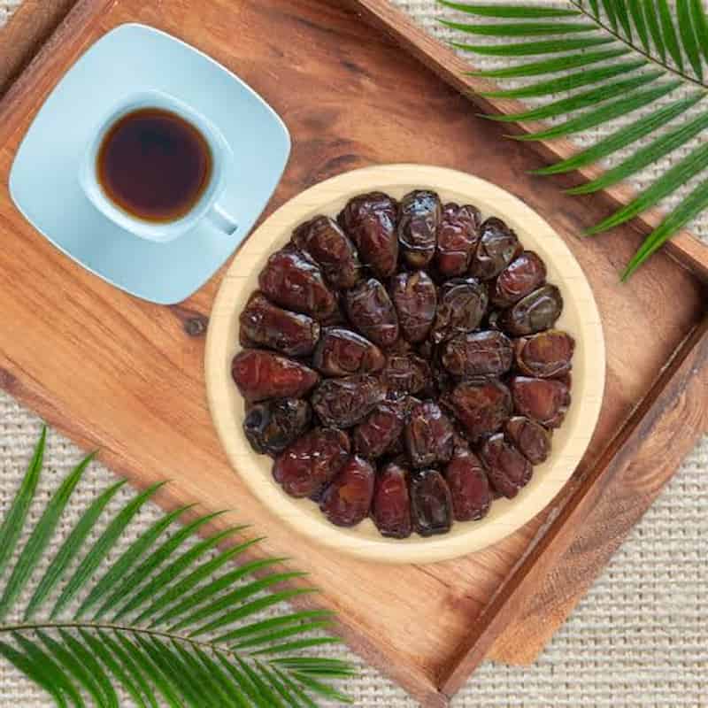 خرما کبکاب اصل با طعمی نایاب در کنار فنجان چای