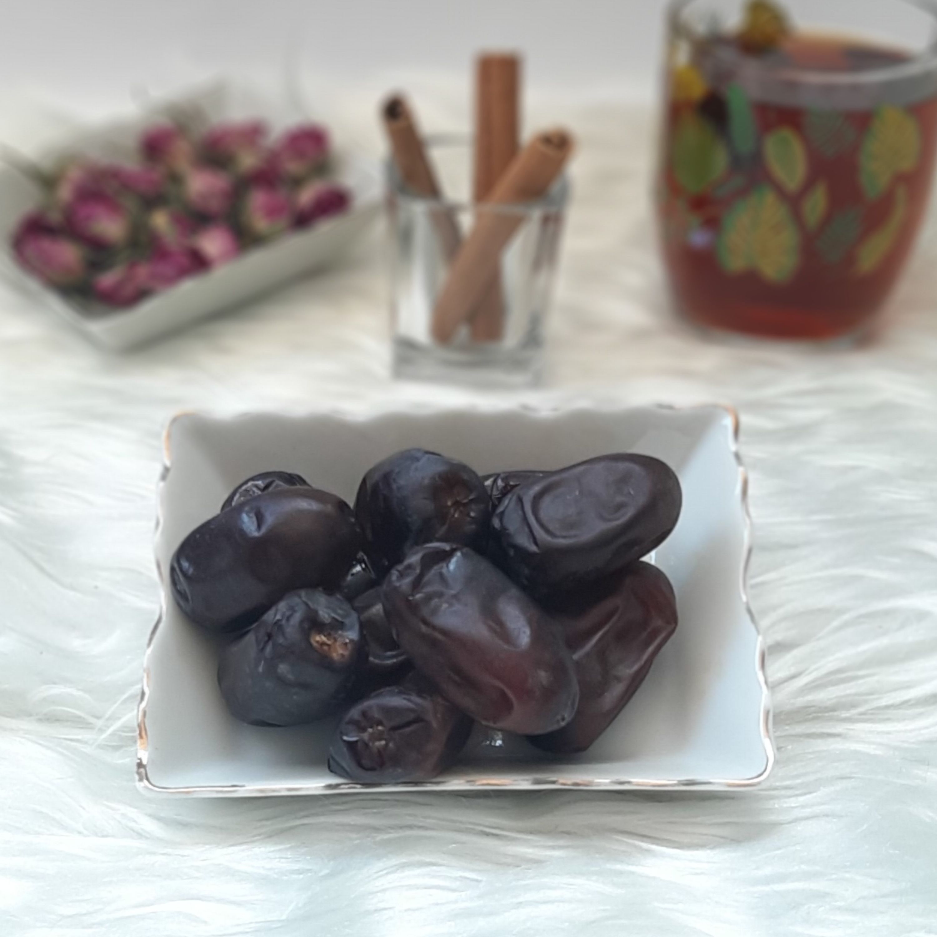تصویر 1 از خرما مضافتی آباریس با رنگ تیره و مزه ای دلچسب برای علاقه مندان خرما