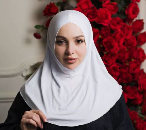 مقنعه نمازی چانه‌دار با فرم ایستاده و ظاهر مرتب برای بانوان