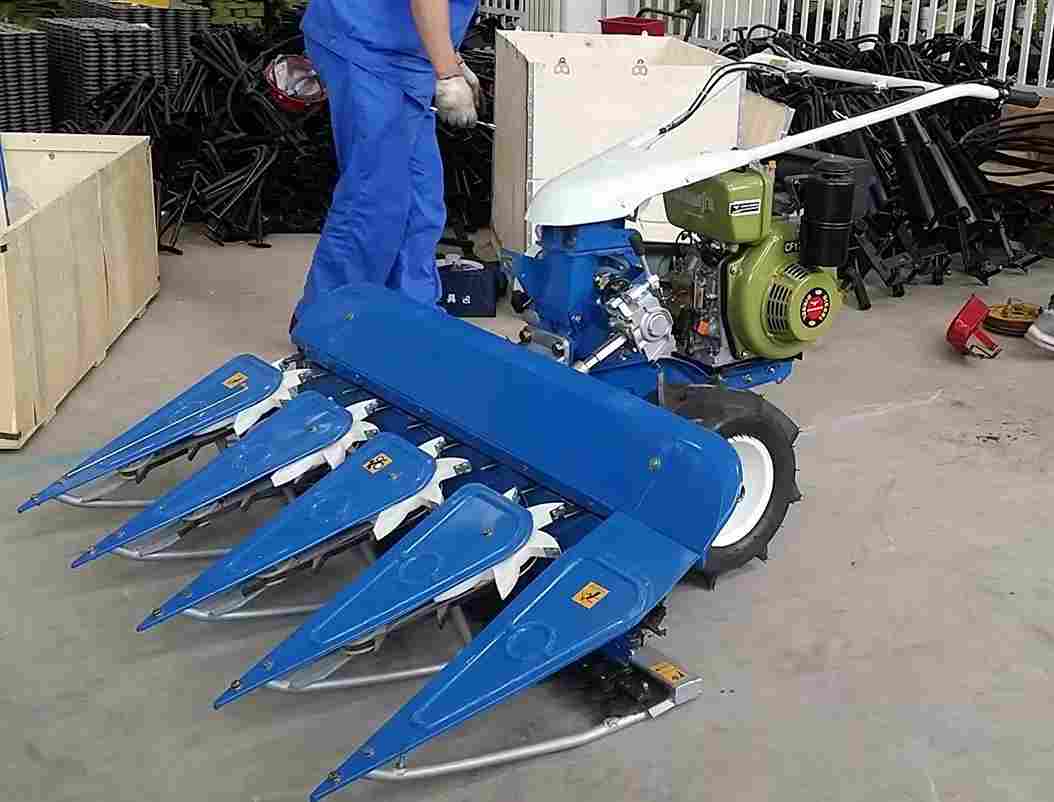 دروگر پشت تراکتوری زنجان برای برداشت آسان در زمین‌های کشاورزی