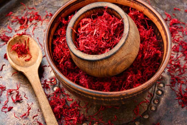 زعفران پوشال پرسی با رشته‌ های سالم و رنگ‌ دهی عالی