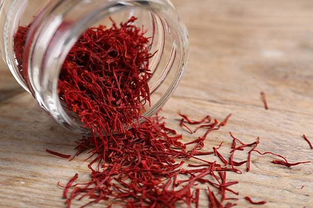 زعفران پوشال معمولی با عطر دل‌ انگیز و رنگ طبیعی