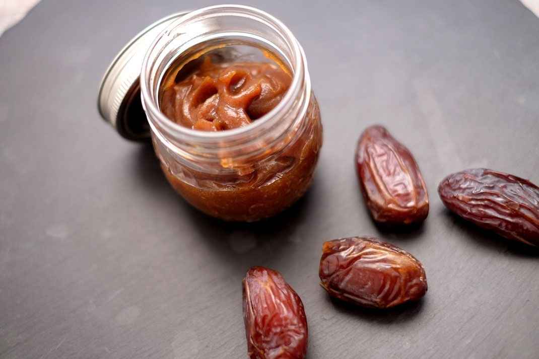 خمیر خرما کرمان از خرمای تازه و سالم تهیه شده
