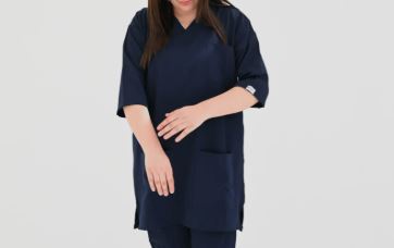 روپوش پزشکی ارژنگ با طراحی ساده و حرفه‌ای در پوشاک تخصصی سلامت