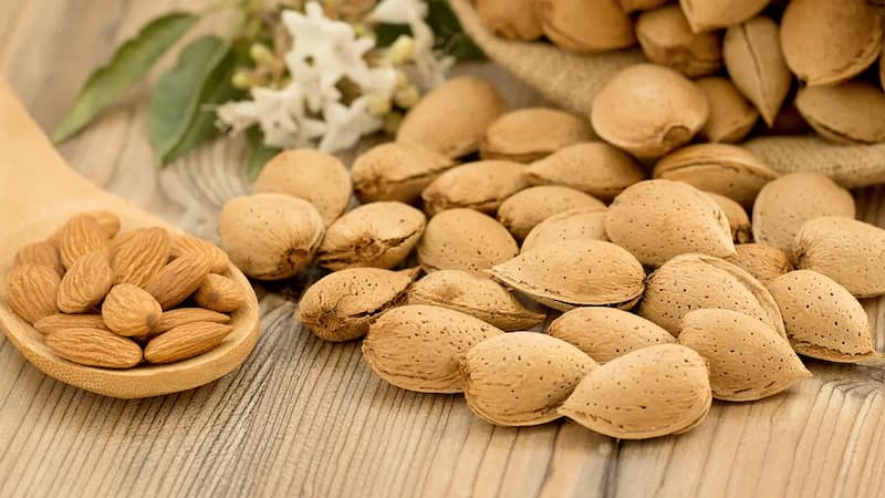 بادام درختی خام درجه یک با مغز پر و خوش طعم