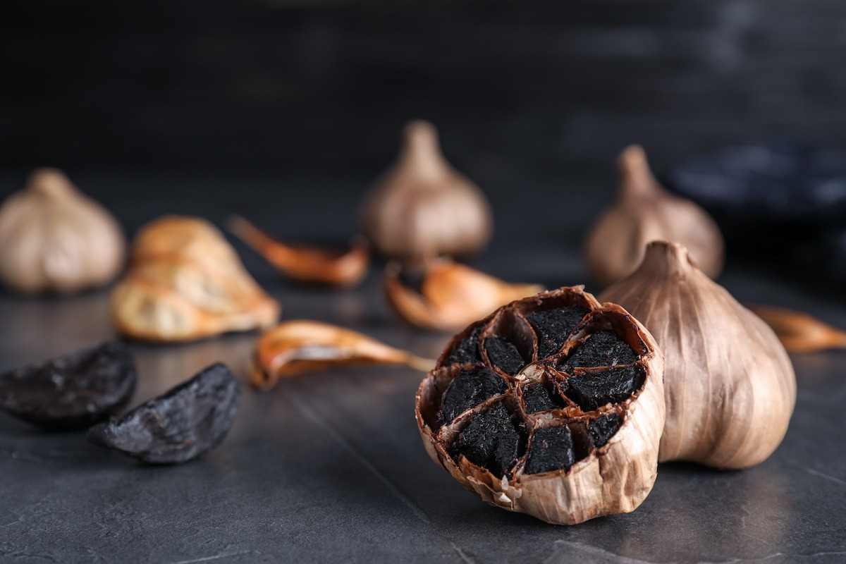 سیر خشک سیاه با فرآوری طبیعی و اصولی