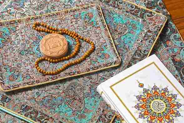 سجاده نماز مخمل با طراحی ساده و کاربردی
