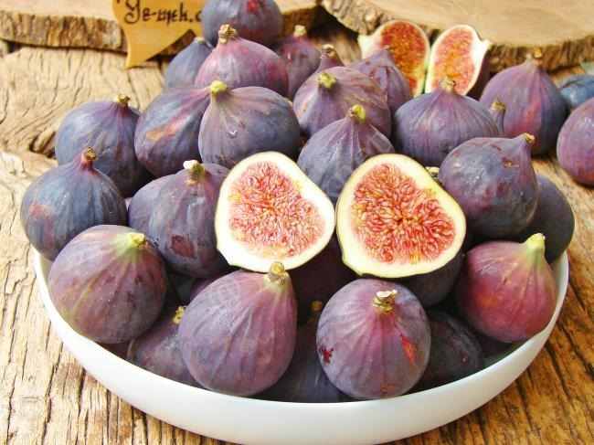 انجیر سیاه درشت با پوست سالم و طعم شیرین