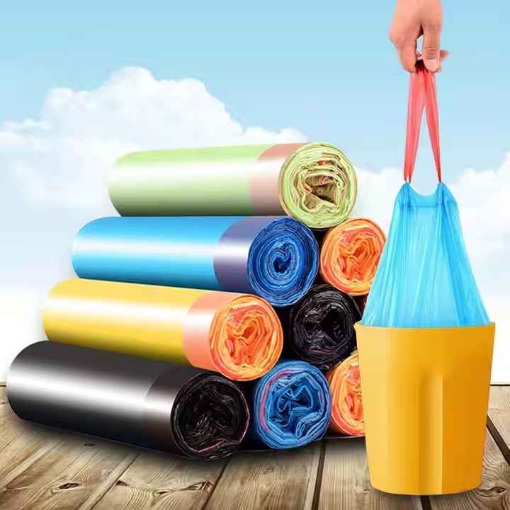 کیسه زباله بند دار کوچک با حجم مناسب و بسته شدن راحت
