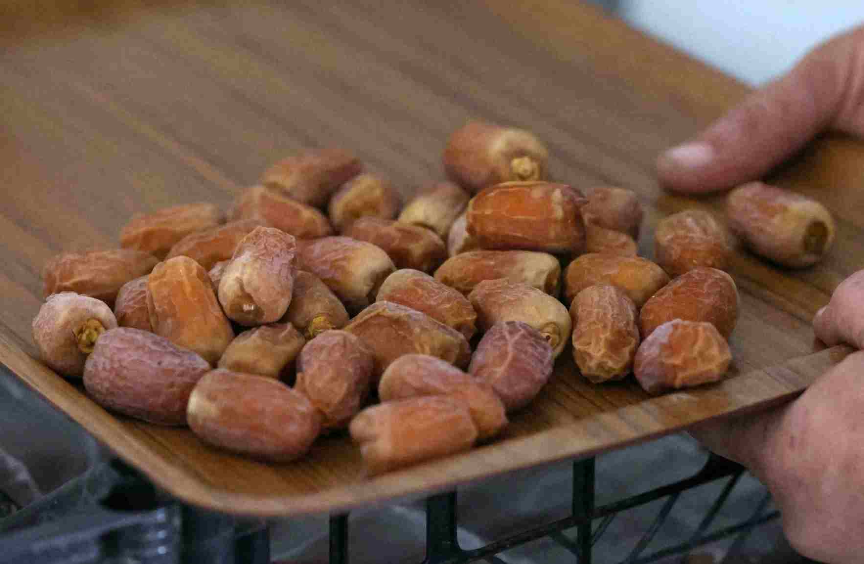 خرما زاهدی اهواز با طعم اصیل منطقه ای برای مصرف روزانه