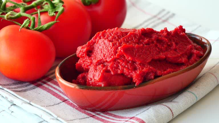 رب گوجه فرنگی قوطی فلزی با رنگ طبیعی و طعم اصیل