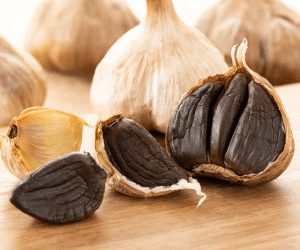 سیر سیاه شیراز با بافت نرم و طعم متفاوت