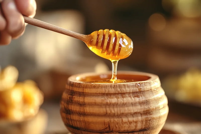 عسل چهل گیاه با موم طبیعی مناسب علاقه مندان به عسل اصیل