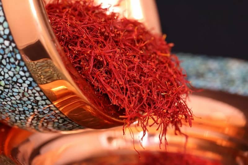 زعفران نگین ممتاز با رشته های درشت و خوش رنگ