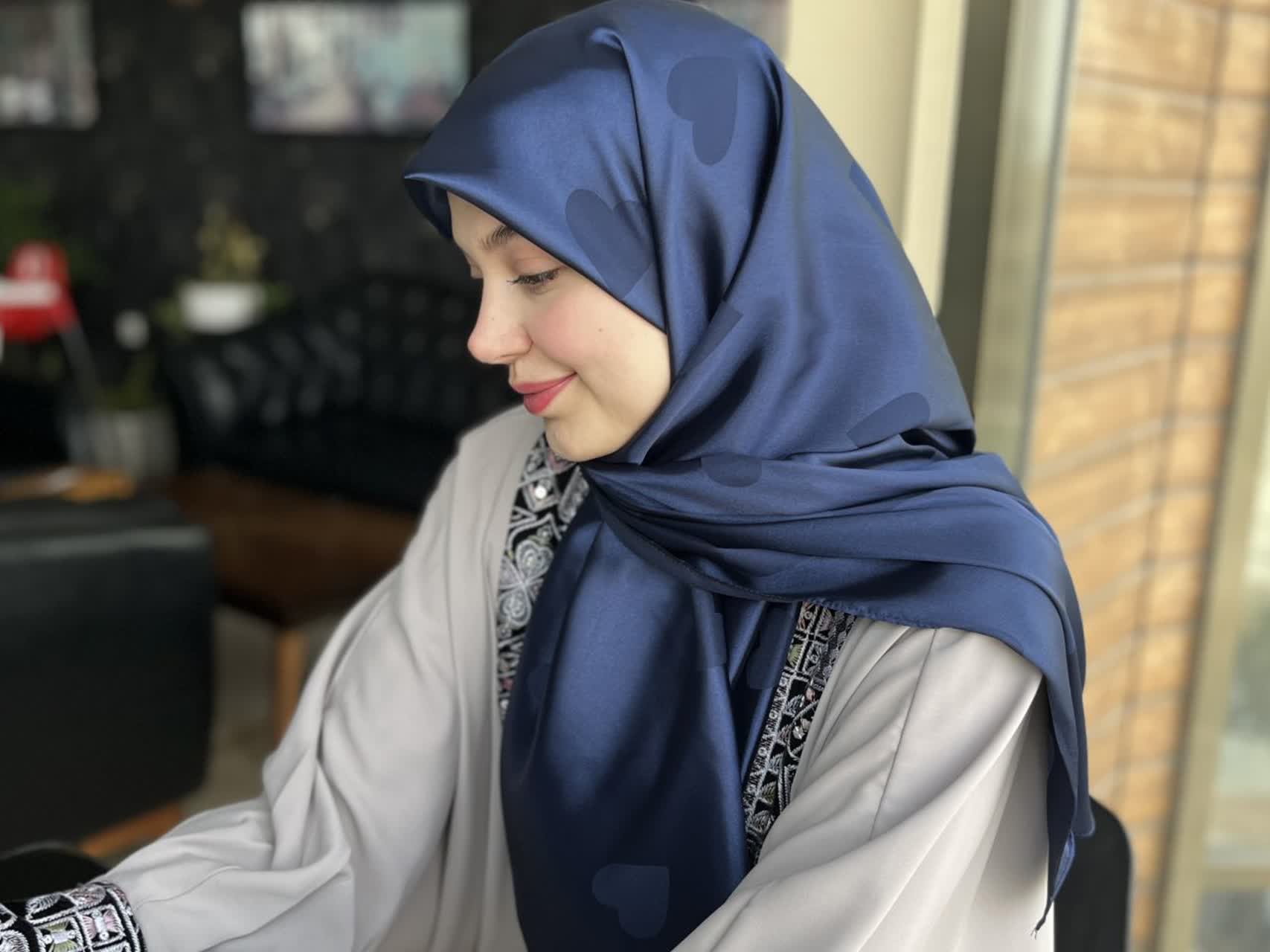 تصویر 5 از خرید عمده روسری ساتن ژاکارد + شیک، پرفروش و مناسب فروشگاه ها