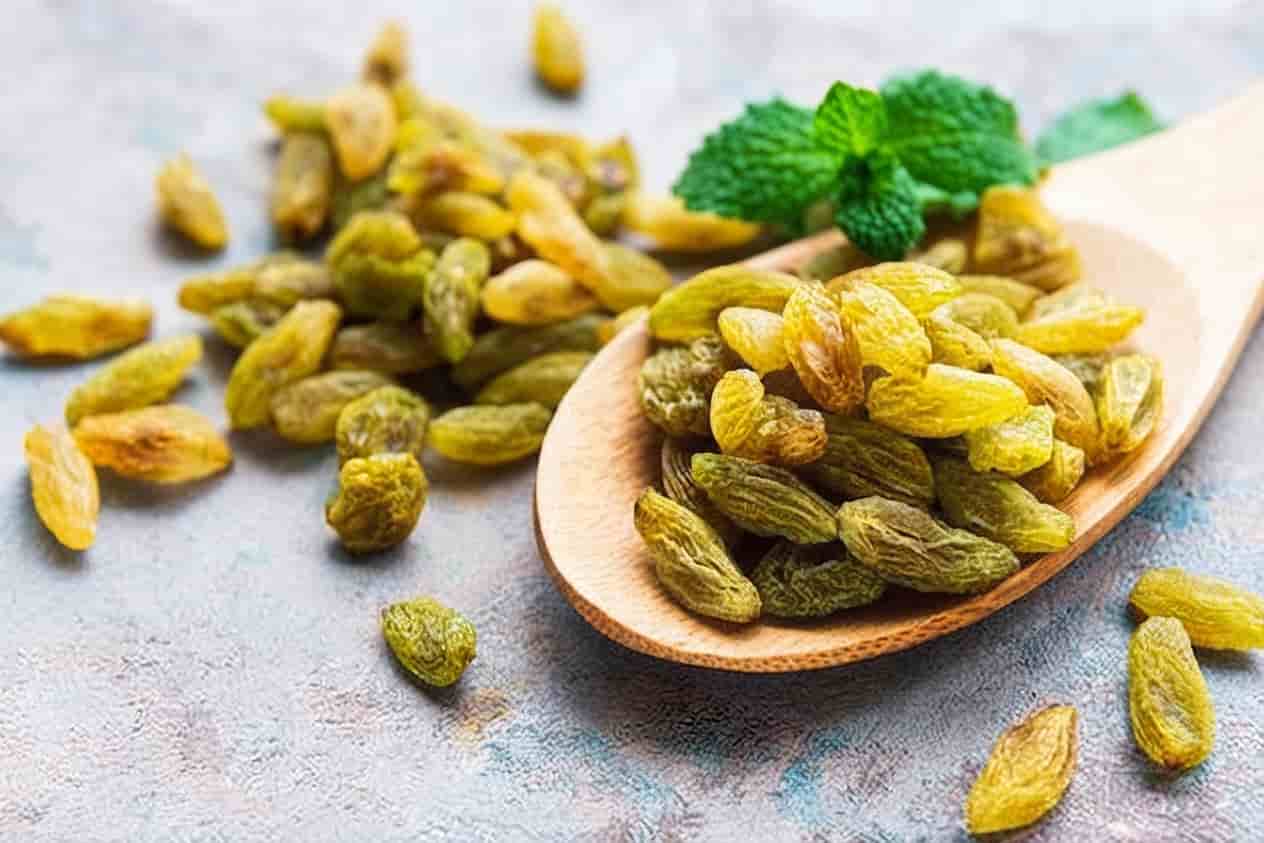 کشمش سبز اراک تهیه شده از بهترین انگورهای ایرانی