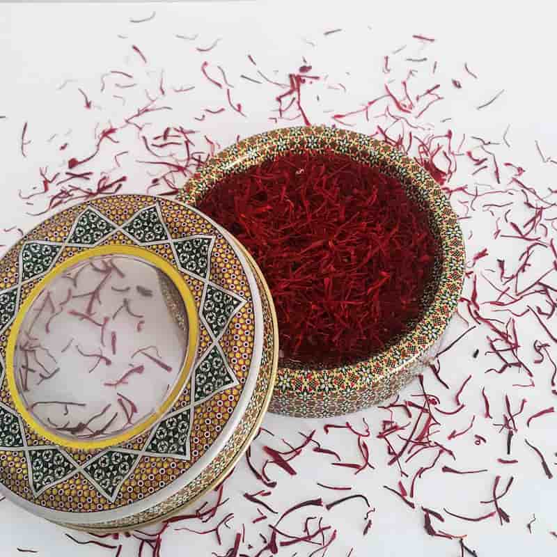 زعفران نگین مشهد خوش رنگ مناسب غذا و نوشیدنی