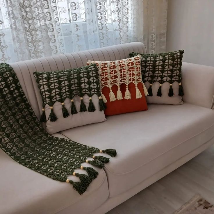 کوسن دست دوز