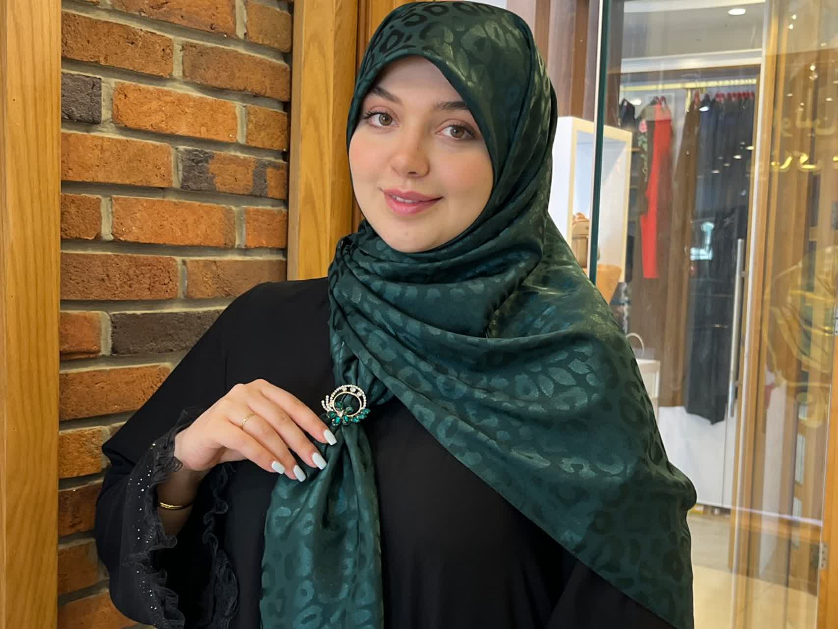 خرید روسری ساتن سبز؛ شیک و چشم‌ نواز