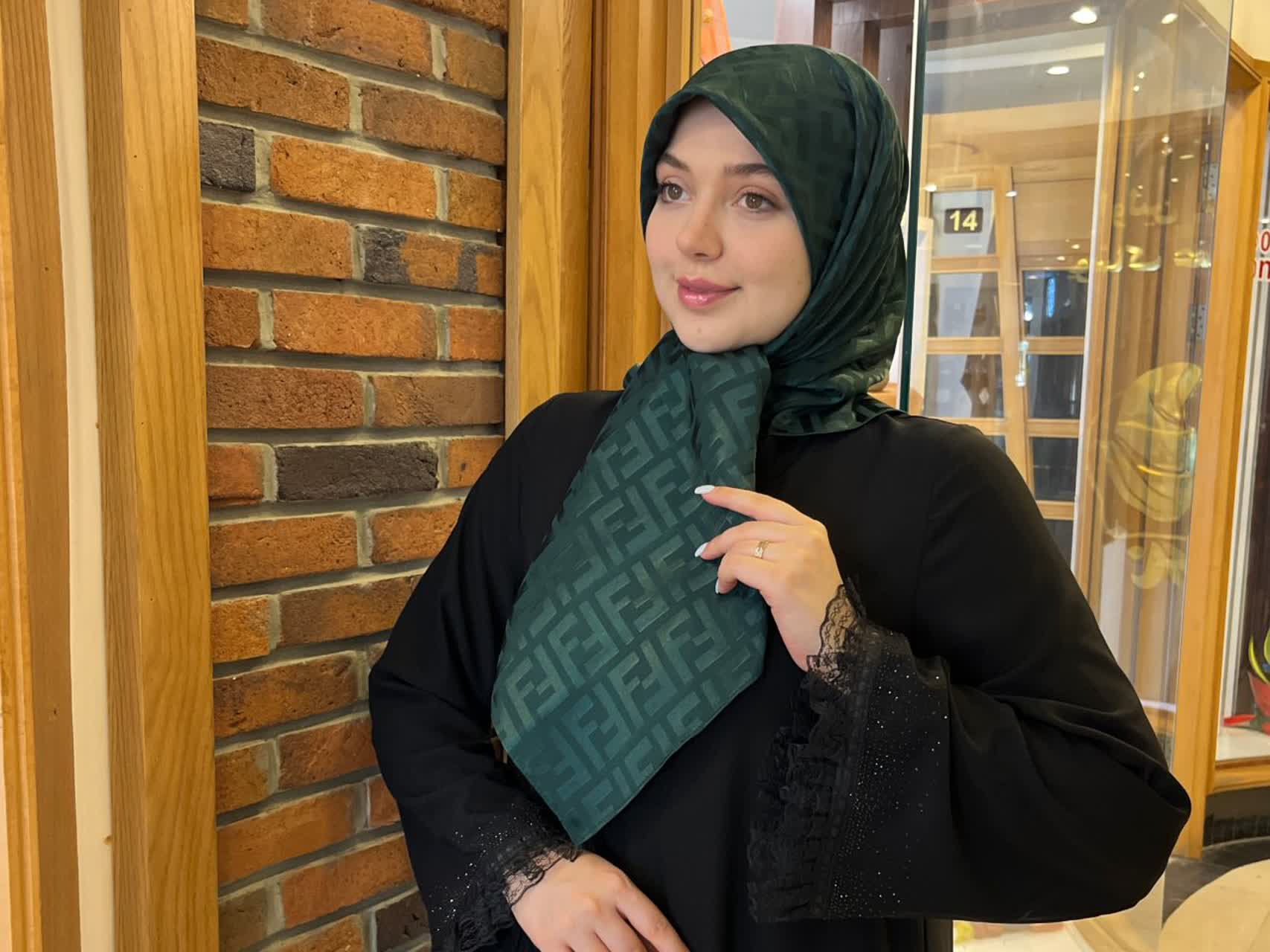 تصویر 5 از خرید روسری ساتن سبز؛ شیک و چشم‌ نواز