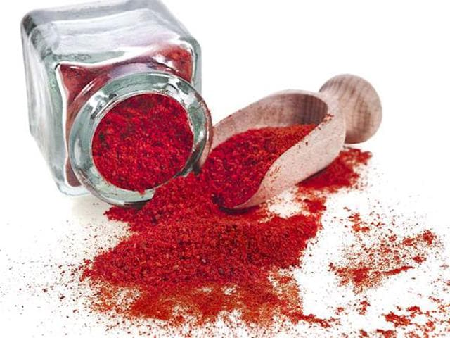 پودر زعفران مشهد مناسب تهیه دسر و نوشیدنی های خوش رنگ