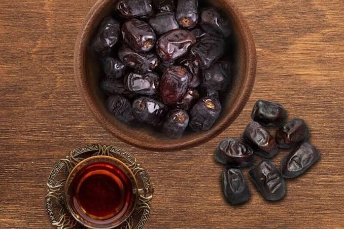 خرما مضافتی بم درجه یک سه ردیف چین با چیدمان منظم و زیبا