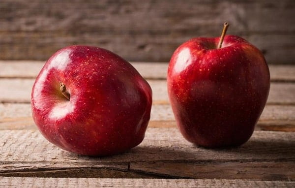 سیب قرمز سمیرم تازه و خوشرنگ مناسب عرضه در مراکز مختلف