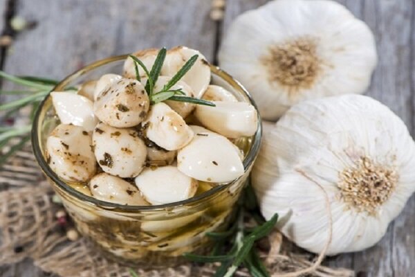 تصویر 3 از ترشی سیر مروارید تک نفره + لقمه ای کوچک با طعمی ماندگار